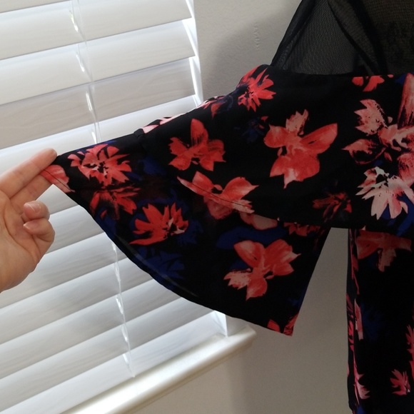 VINCE CAMUTO Floral sheer neck blouse - Picture 3 of 5